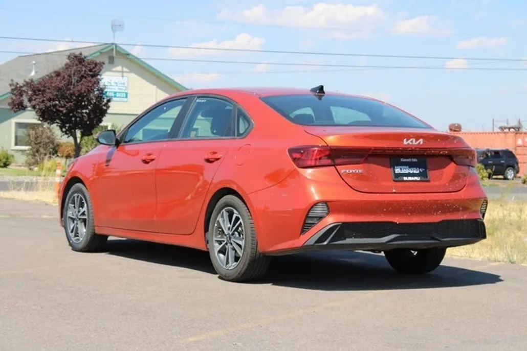 2023 Kia Forte LXS photo 1