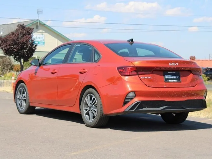 2023 Kia Forte LXS photo 1
