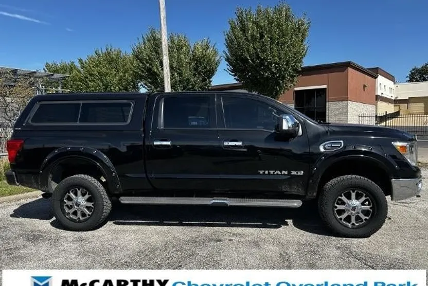 2016 Nissan Titan SL photo 1