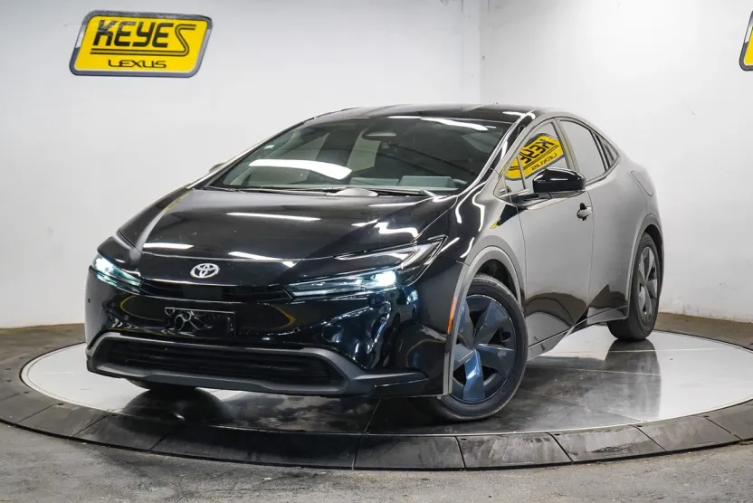 2023 Toyota Prius LE photo 1
