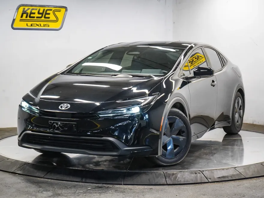 2023 Toyota Prius LE photo 1