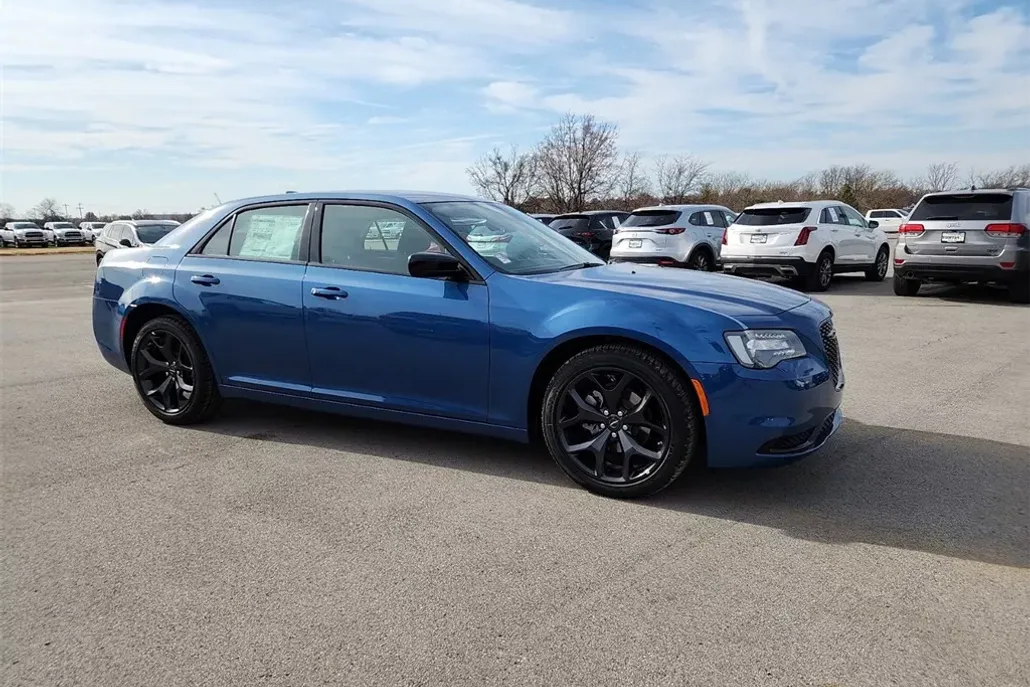 2023 Chrysler 300 Touring photo 1