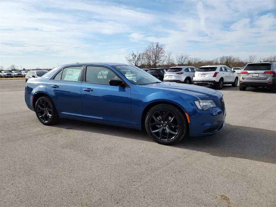 2023 Chrysler 300 Touring photo 1
