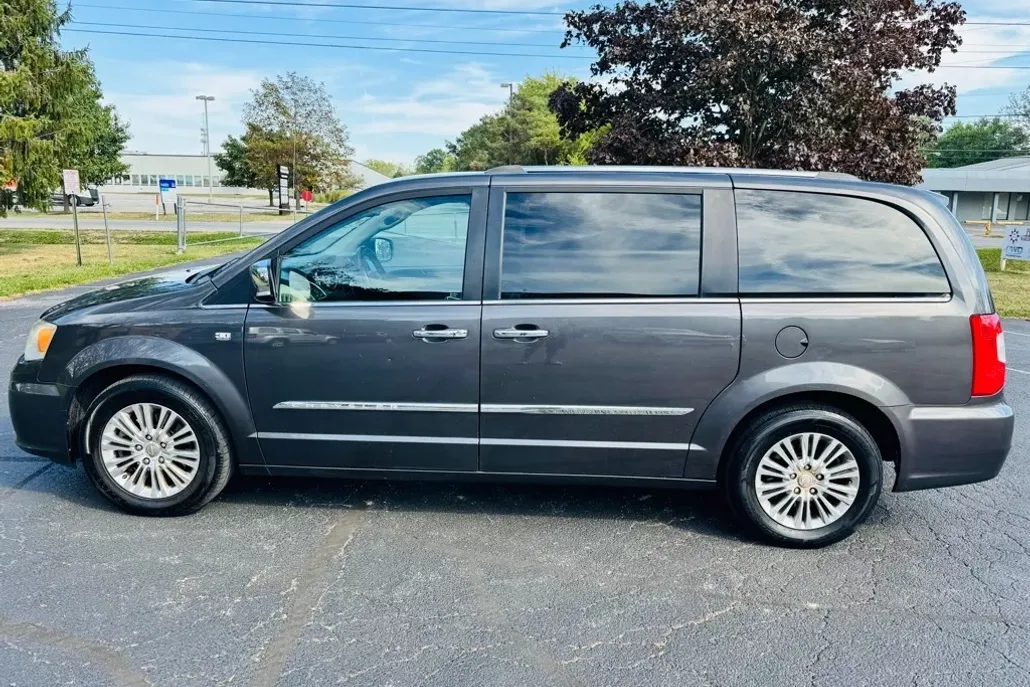 2014 Chrysler Town & Country photo 1