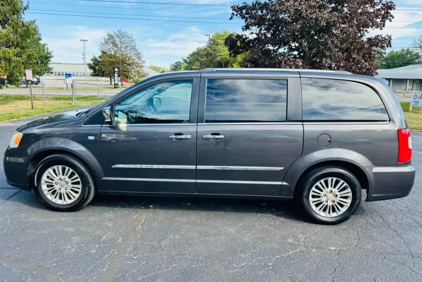 2014 Chrysler Town & Country photo 1
