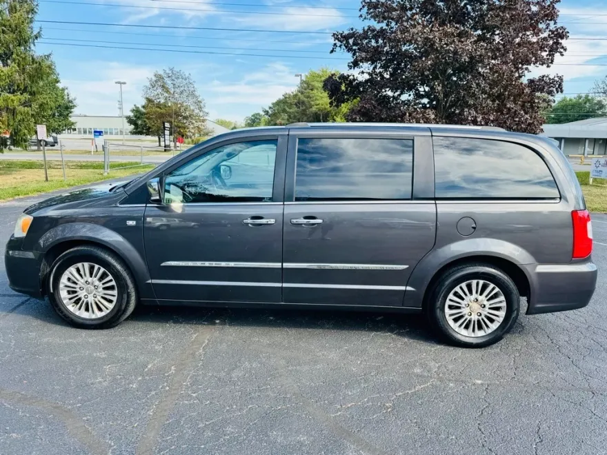 2014 Chrysler Town & Country photo 1