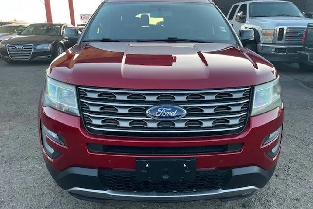 2016 Ford Explorer XLT photo 1
