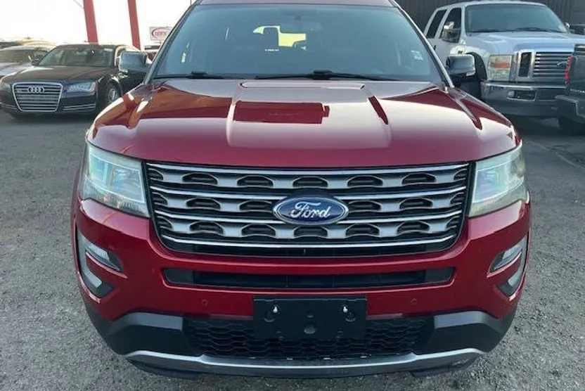 2016 Ford Explorer XLT photo 1