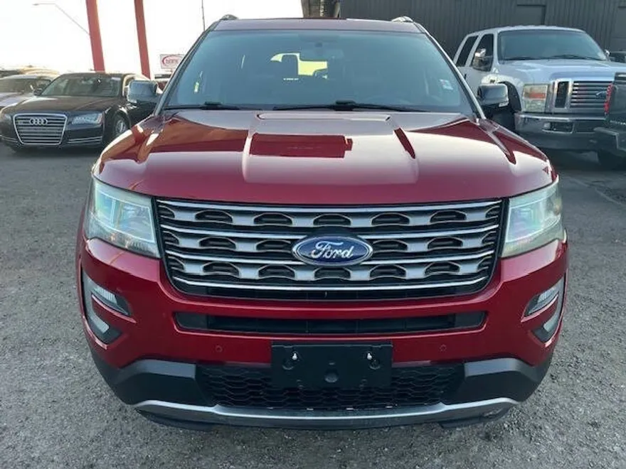 2016 Ford Explorer XLT photo 1