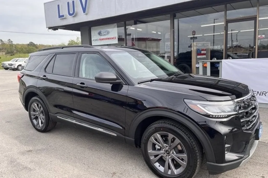 2025 Ford Explorer photo 1