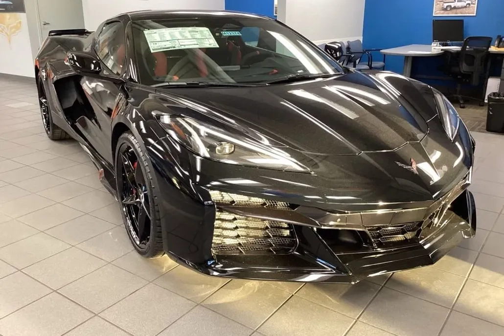 2025 Chevrolet Corvette E-Ray 2LZ Convertible photo 1