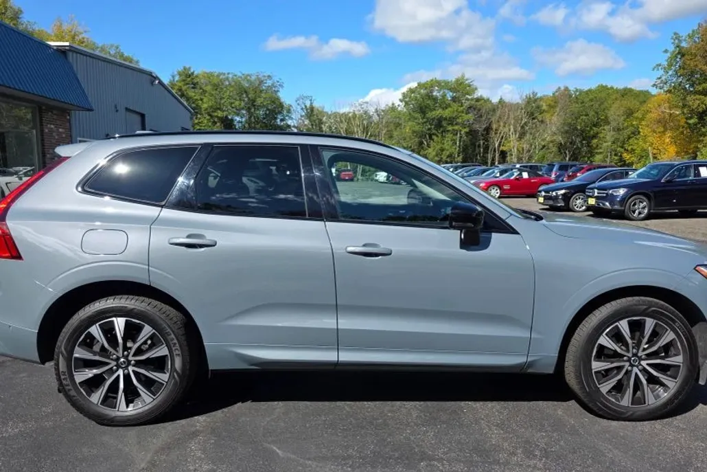 2023 Volvo XC60 Plus photo 1
