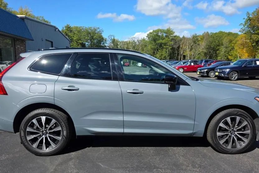 2023 Volvo XC60 Plus photo 1