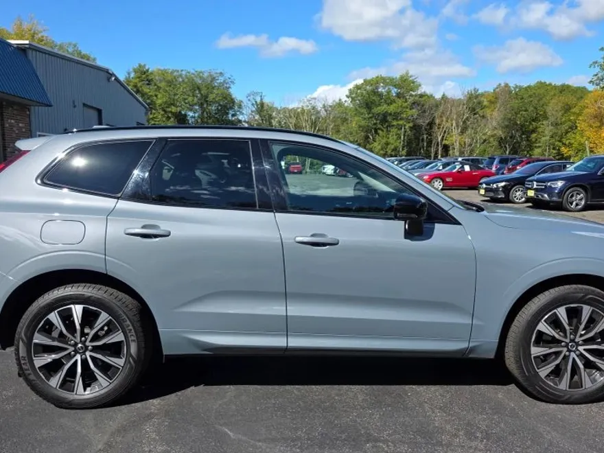 2023 Volvo XC60 Plus photo 1