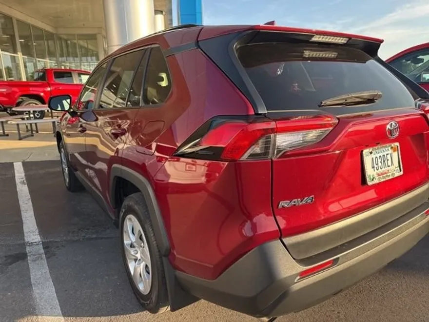 2019 Toyota RAV4 LE photo 1
