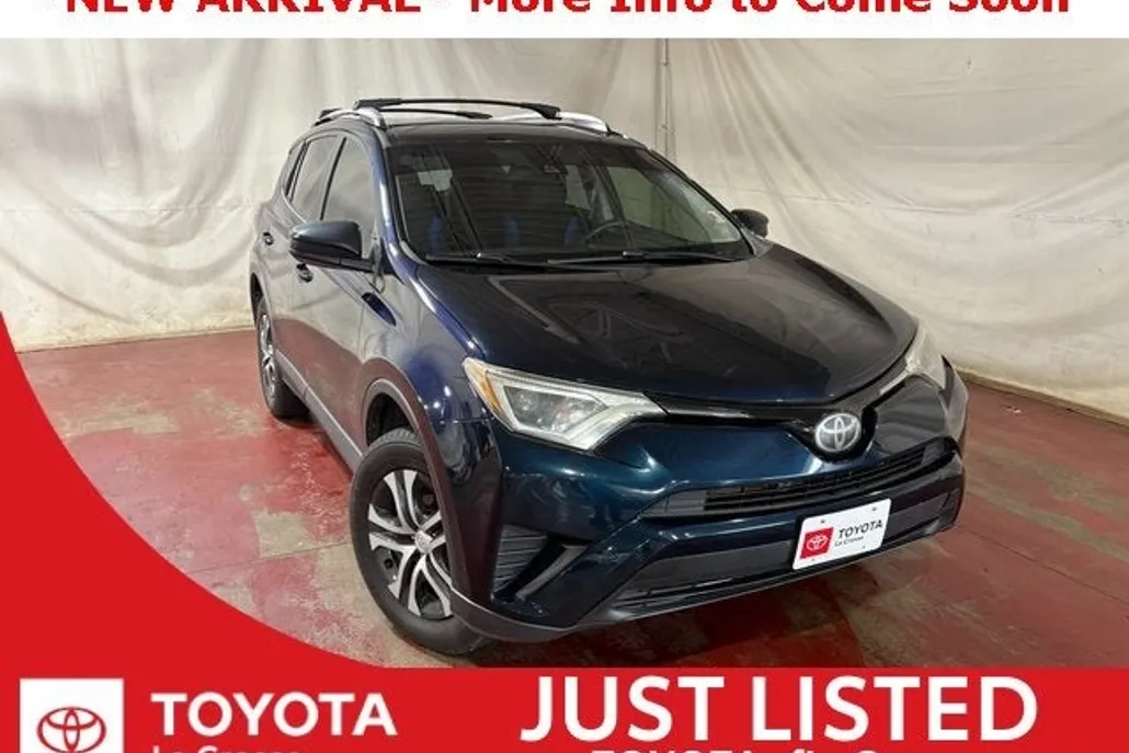 2018 Toyota RAV4 LE photo 1