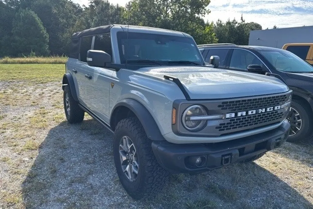 2023 Ford Bronco Base photo 1
