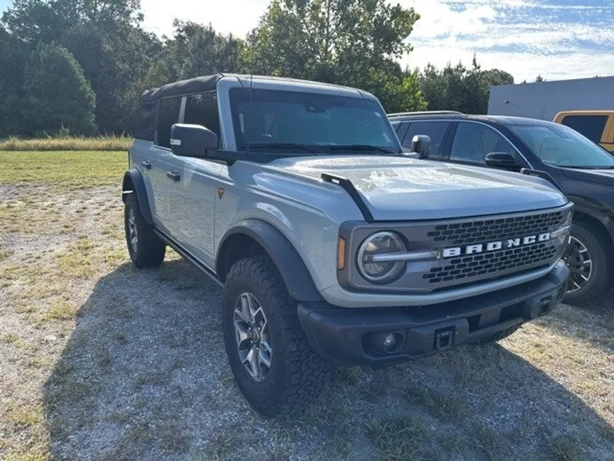 2023 Ford Bronco Base photo 1