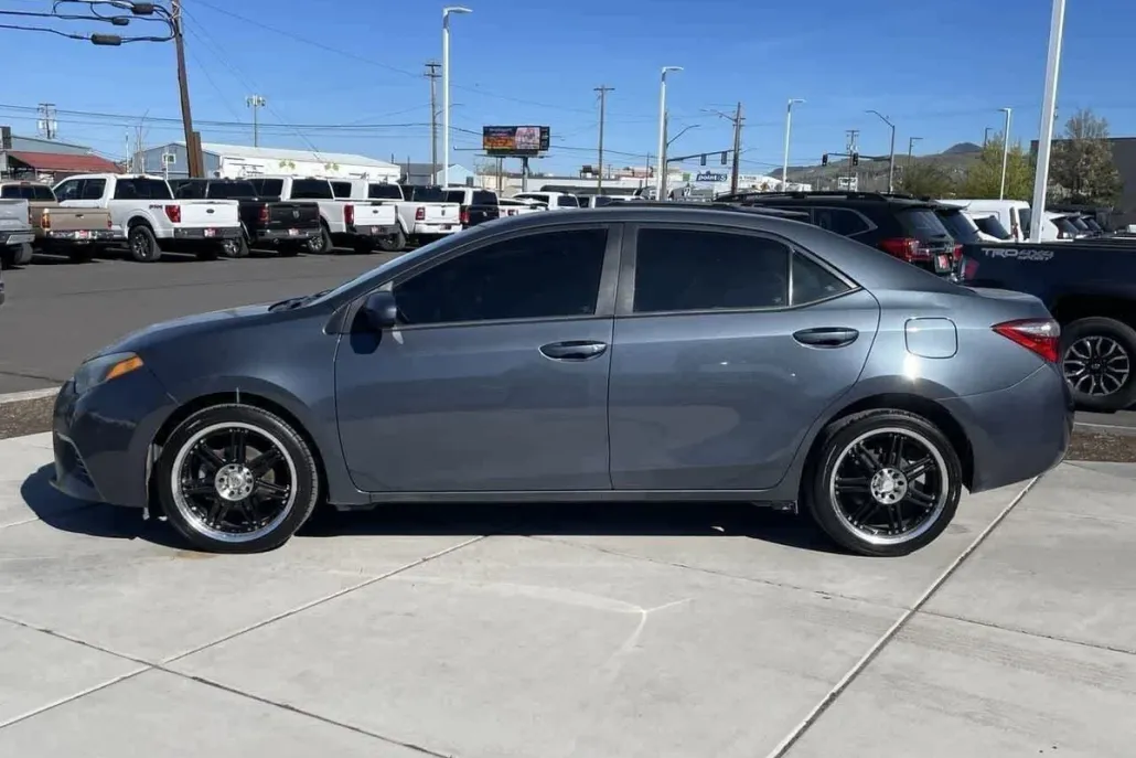 2016 Toyota Corolla LE photo 1