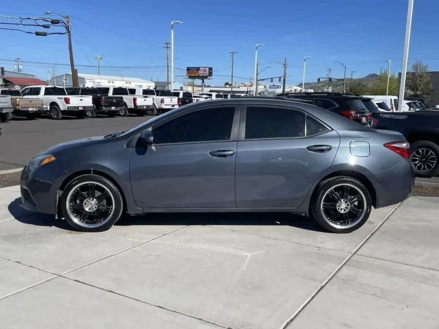 2016 Toyota Corolla LE photo 1