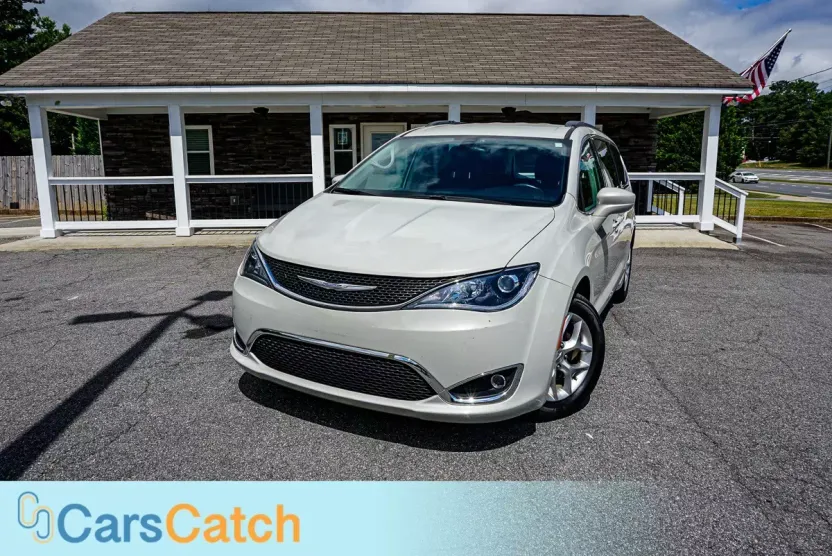 2017 Chrysler Pacifica Touring L photo 1