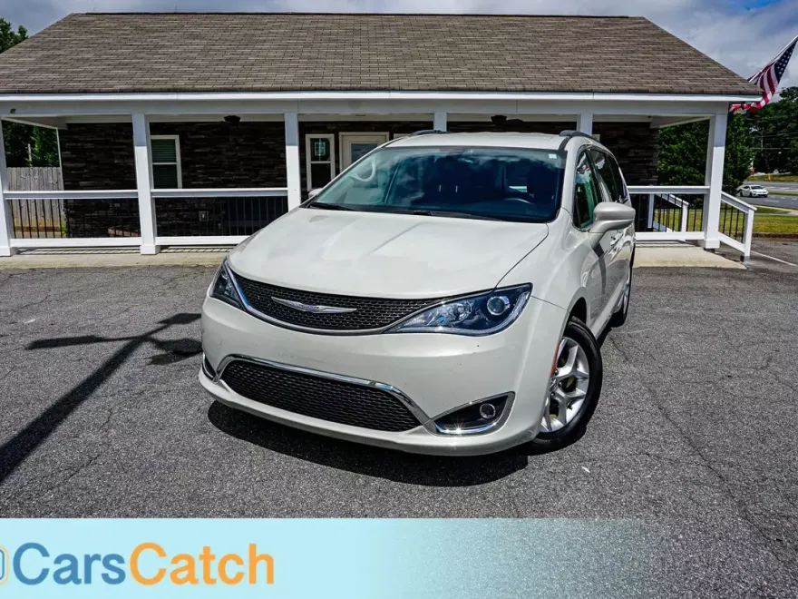 2017 Chrysler Pacifica Touring L photo 1