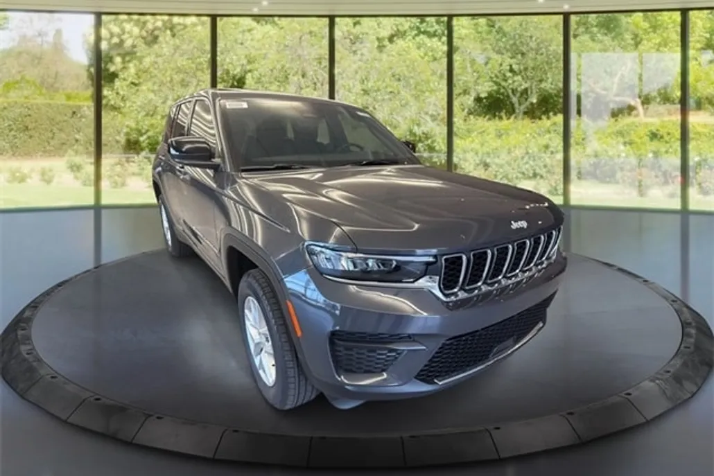 2025 Jeep Grand Cherokee Laredo X photo 1