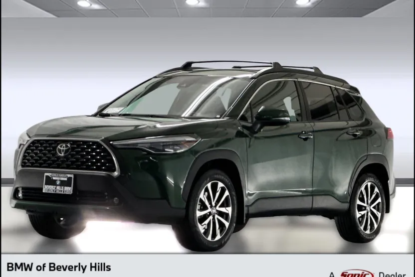 2022 Toyota Corolla Cross XLE photo 1