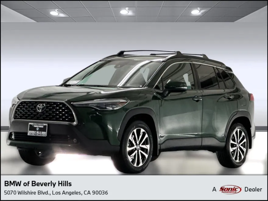2022 Toyota Corolla Cross XLE photo 1