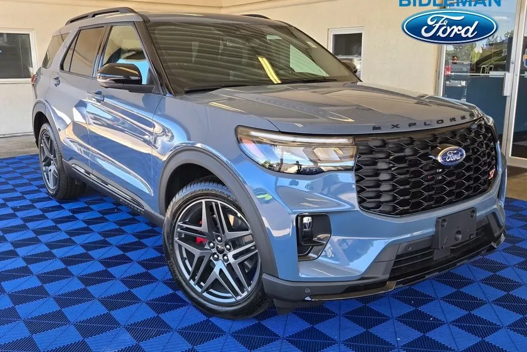 2025 Ford Explorer ST photo 1