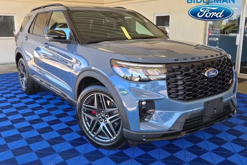 2025 Ford Explorer ST photo 1