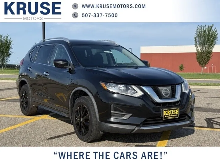 2017 Nissan Rogue SV photo 1
