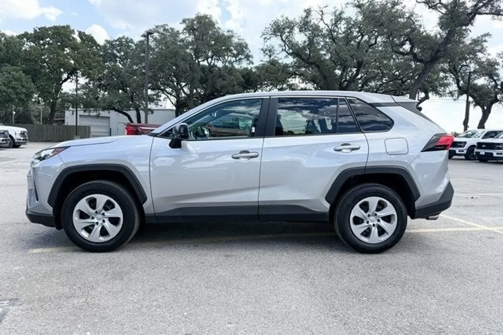 2024 Toyota RAV4 LE photo 1