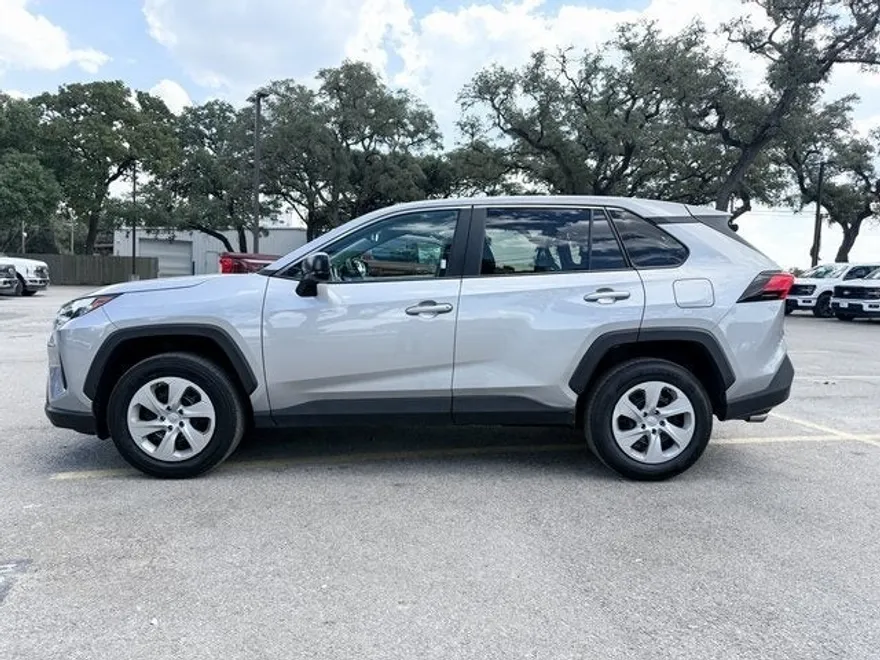 2024 Toyota RAV4 LE photo 1