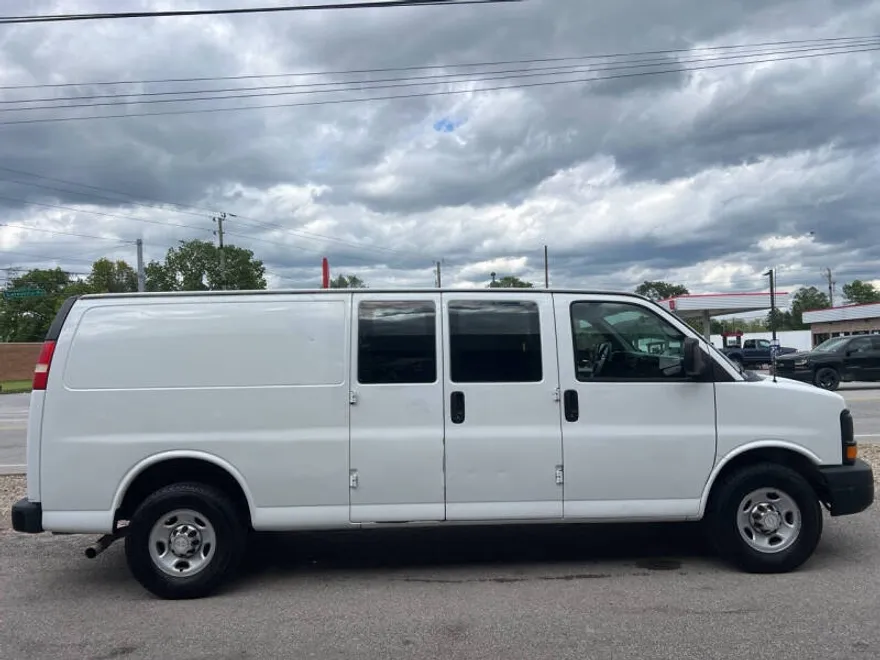 2014 Chevrolet Express 3500 Cargo Van photo 1