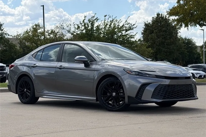 2025 Toyota Camry SE photo 1