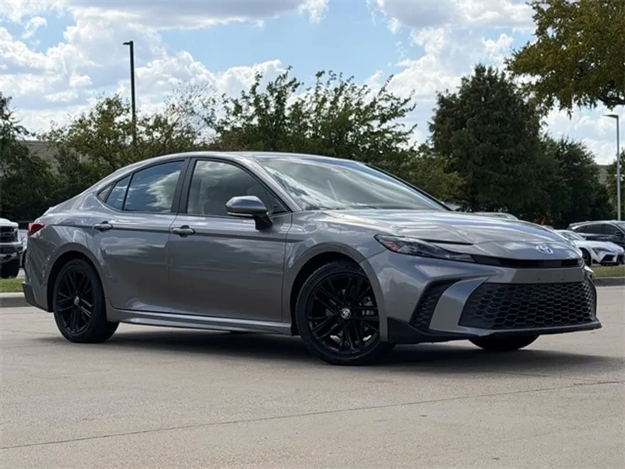 2025 Toyota Camry SE photo 1