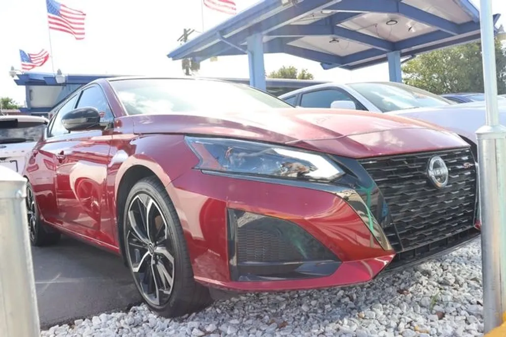 2023 Nissan Altima 2.5 SR photo 1