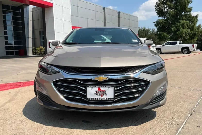 2023 Chevrolet Malibu 1LT photo 1