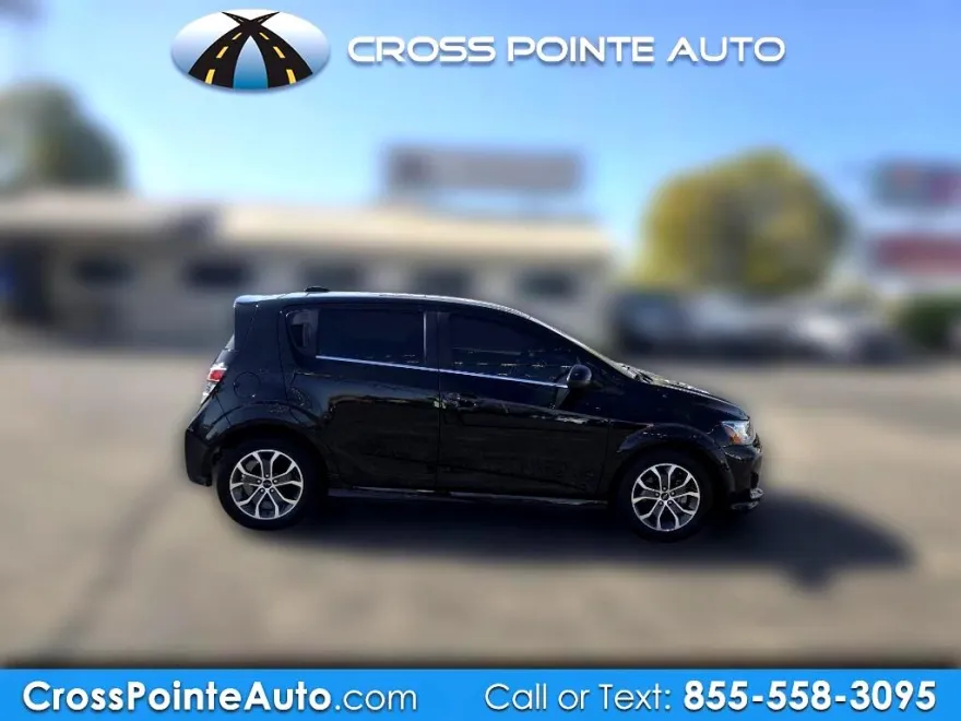 2019 Chevrolet Sonic LT photo 1