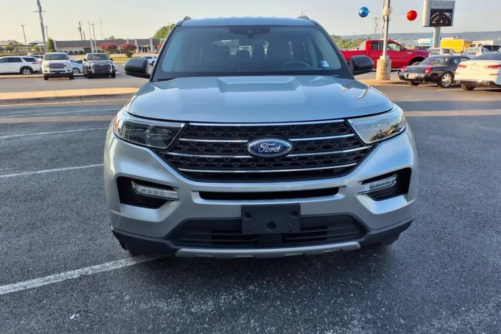 2023 Ford Explorer XLT photo 1