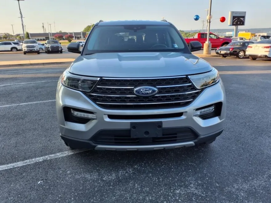 2023 Ford Explorer XLT photo 1