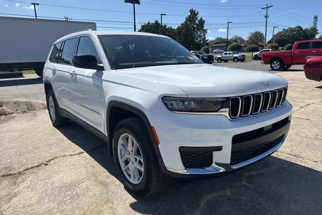 2024 Jeep Grand Cherokee Laredo photo 1