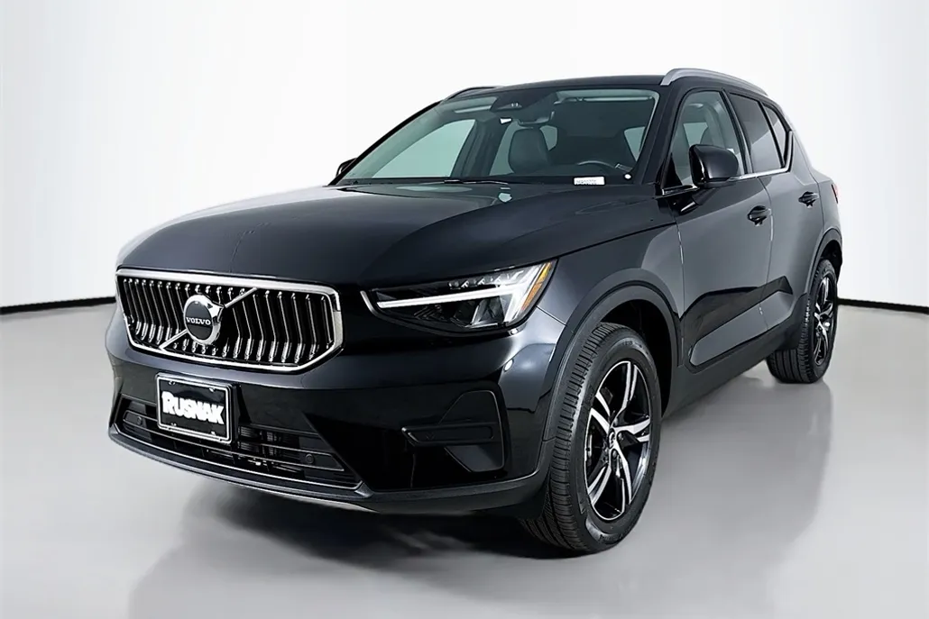 2025 Volvo XC40 Core photo 1