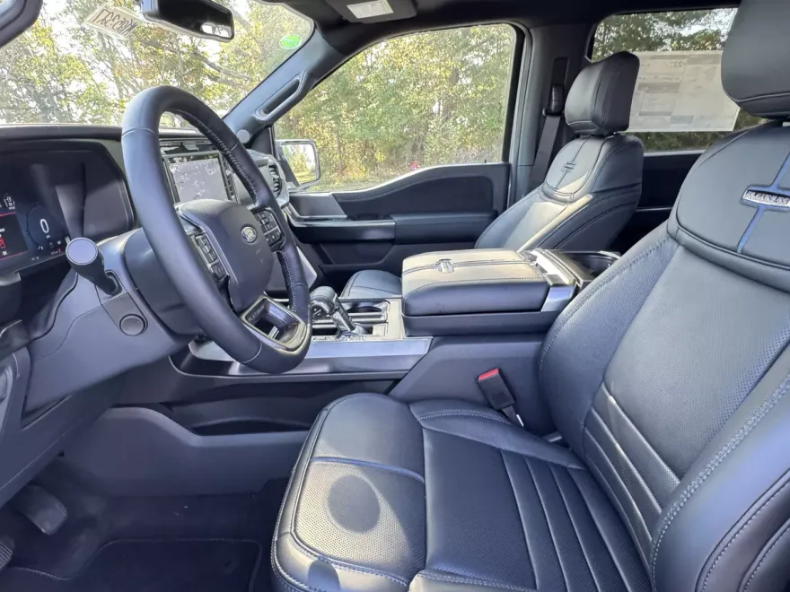 2025 Ford F-150 Platinum photo 1