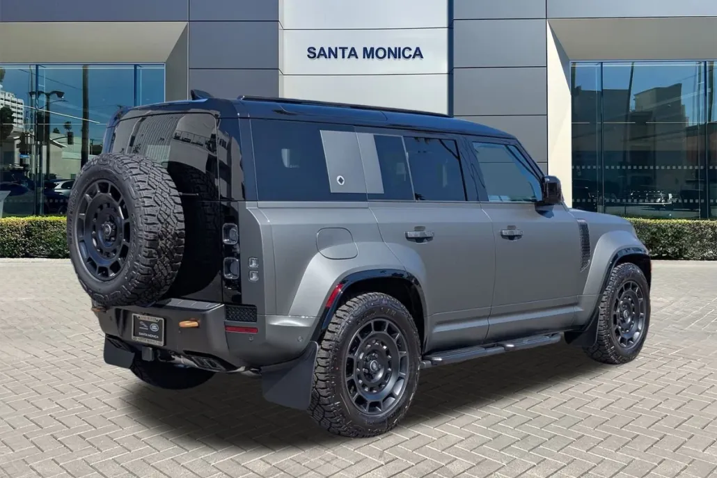 2025 Land Rover Defender 110 photo 1