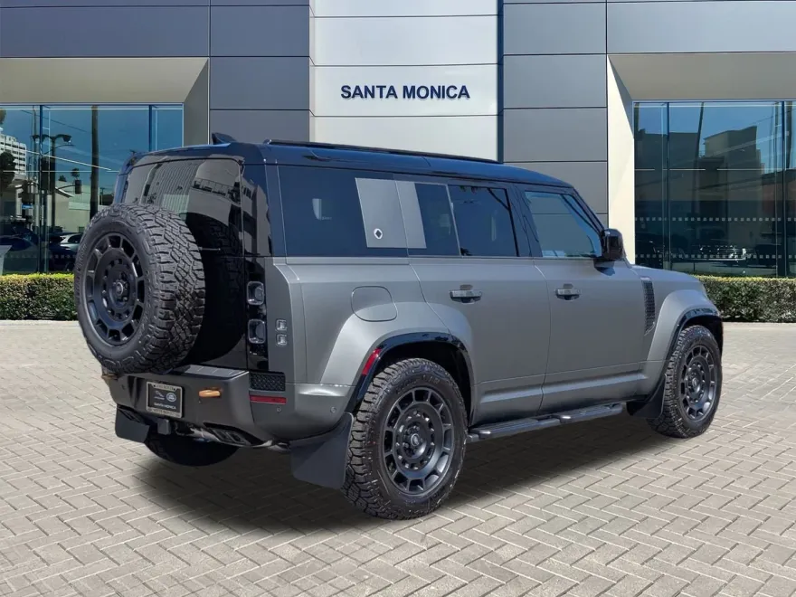 2025 Land Rover Defender 110 photo 1
