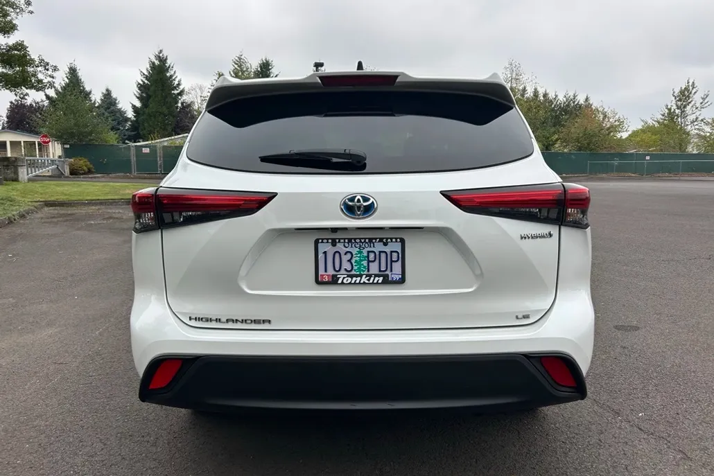 2023 Toyota Highlander Hybrid LE photo 1