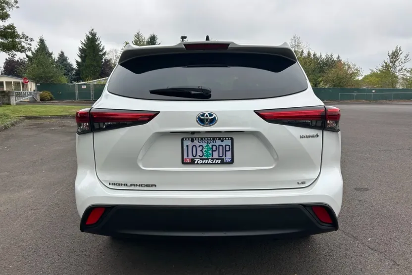 2023 Toyota Highlander Hybrid LE photo 1