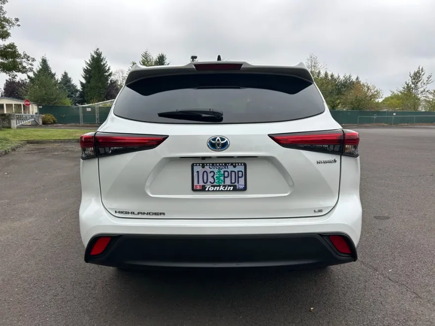 2023 Toyota Highlander Hybrid LE photo 1